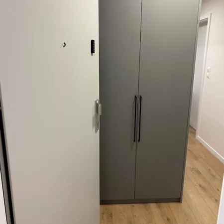 Topolcianska - Free Garage Parking & 10min Tram To Center *