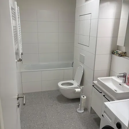 Appartamento Topolcianska - Free Garage Parking & 10min Tram To Center