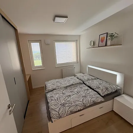Topolcianska - Cozy With Parking, Ac & 10min Tram To Old Town Apartment *
