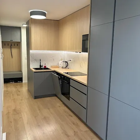 Topolcianska - Cozy With Parking, Ac & 10min Tram To Old Town
