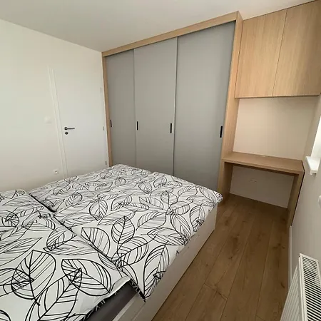Topolcianska - Cozy With Parking, Ac & 10min Tram To Old Town