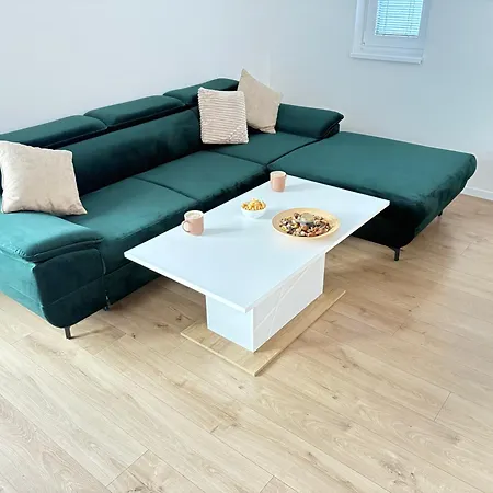 Topolcianska - Free Garage Parking & 10min Tram To Center