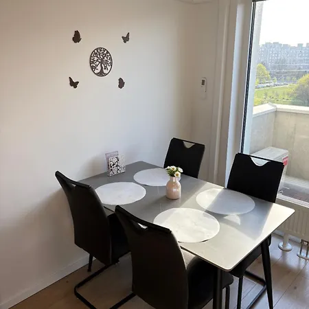 Апартаменти Topolcianska - Cozy With Parking, Ac & 10min Tram To Old Town Братислава