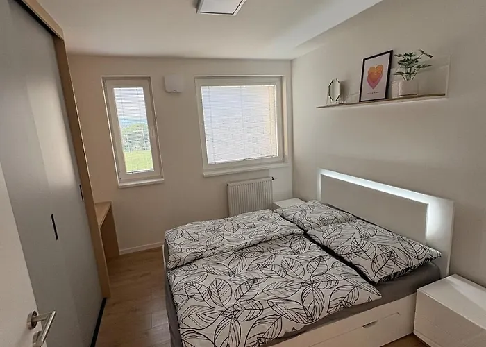 Topolcianska - Free Garage Parking & 10min Tram To Center Appartement *