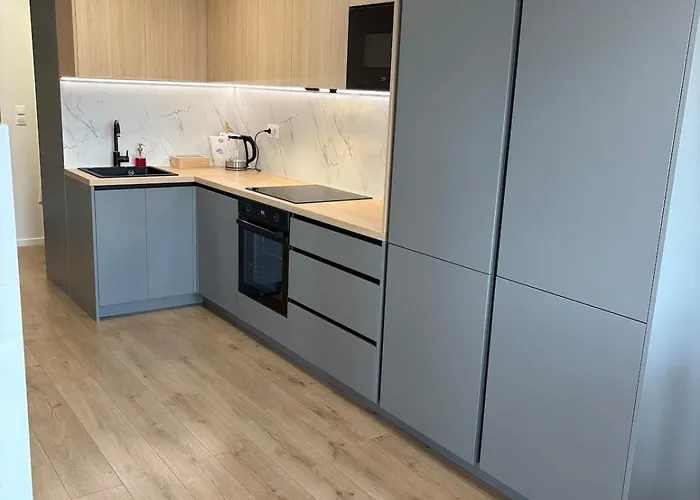 Topolcianska - Free Garage Parking & 10min Tram To Center *