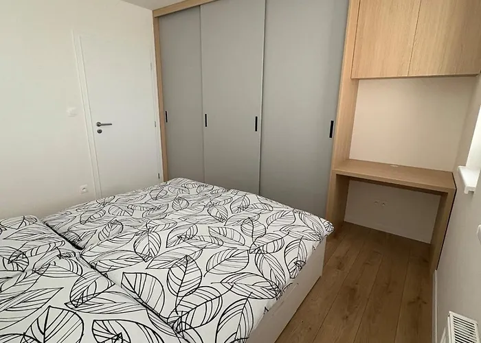 Topolcianska - Cozy With Parking, Ac & 10min Tram To Old Town