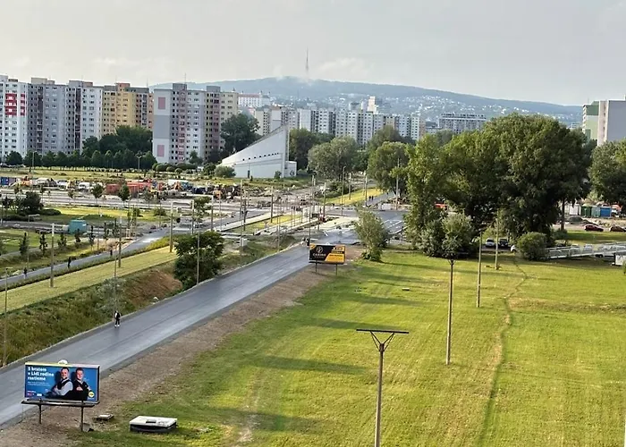 Appartement Topolcianska - Free Garage Parking & 10min Tram To Center Bratislava