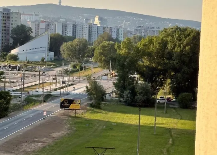 Topolcianska - Free Garage Parking & 10min Tram To Center Appartement