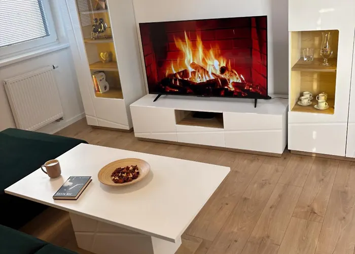 Topolcianska - Cozy With Parking, Ac & 10min Tram To Old Town Апартаменти *