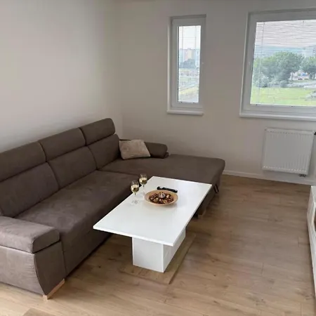 Topolcianska - Free Garage Parking & 10min Tram To Center Apartament *