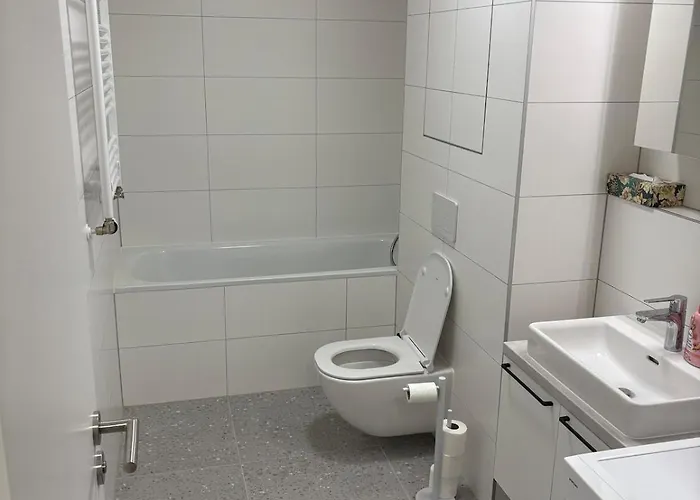 アパート Topolcianska - Cozy With Parking, Ac & 10min Tram To Old Town