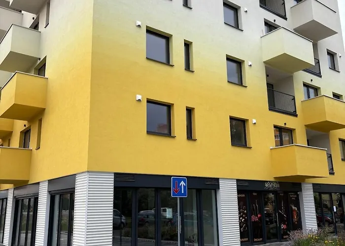 Topolcianska - Free Garage Parking & 10min Tram To Center Apartment Bratislava
