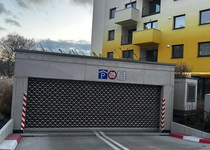 Topolcianska - Cozy With Parking, Ac & 10min Tram To Old Town * ブラチスラヴァ