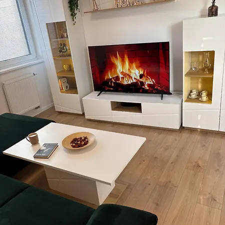 Topolcianska - Cozy With Parking, Ac & 10min Tram To Old Town Apartament *