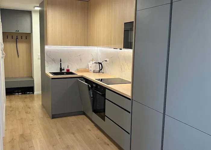 Topolcianska - Cozy With Parking, Ac & 10min Tram To Old Town